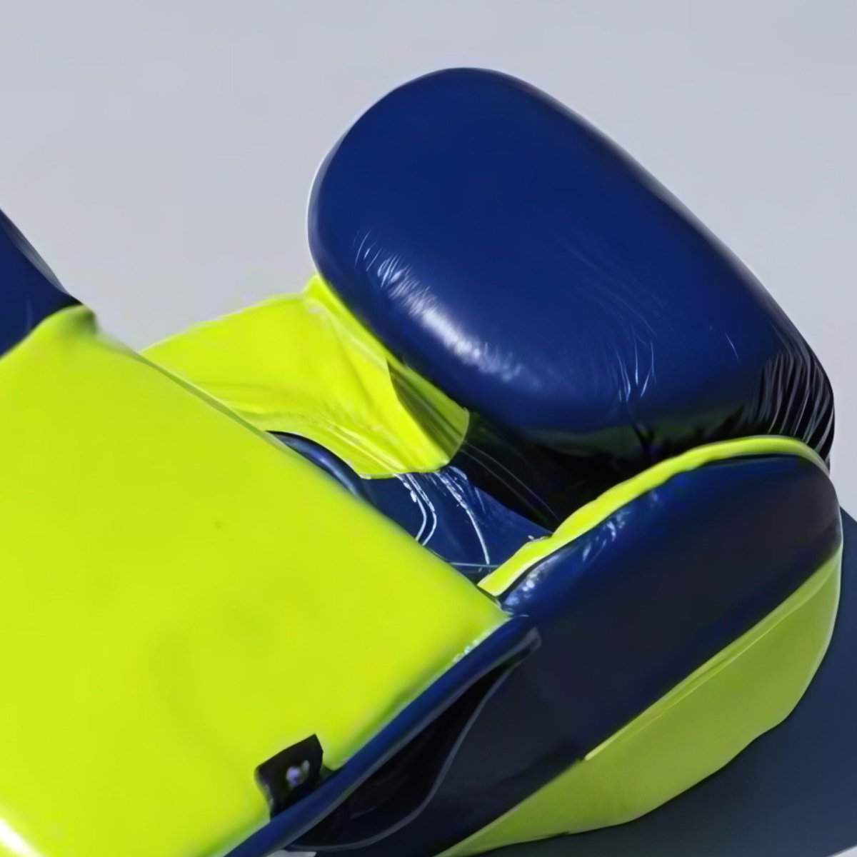 Canlo Boxing Gloves Pro - Professional hook-and-loop closure system